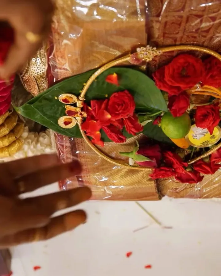 A tray of betel leaves, roses and gold for the families